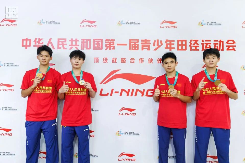 左一为徐仪, 区少体校曾, 获男子少年