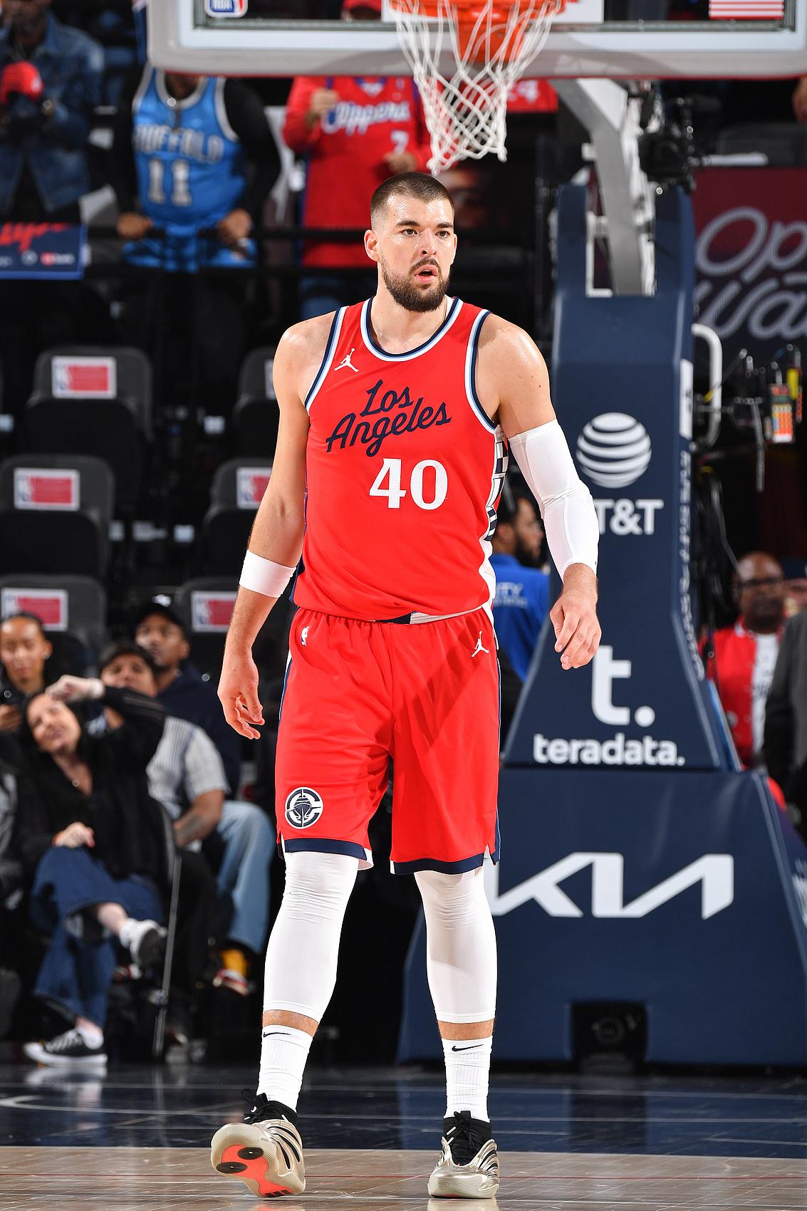 如果他再进, 知球队在中, 而他的篮筐